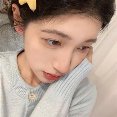 给小酒馆女子喝高杯酒